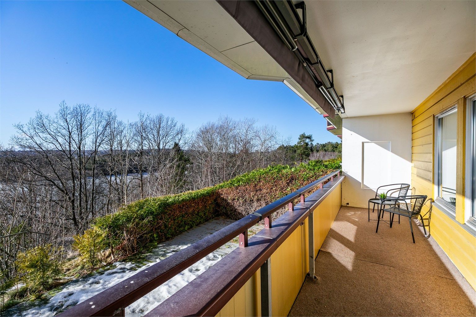 Sommerstid er det sol på verandaen fra ettermiddag til kveld.