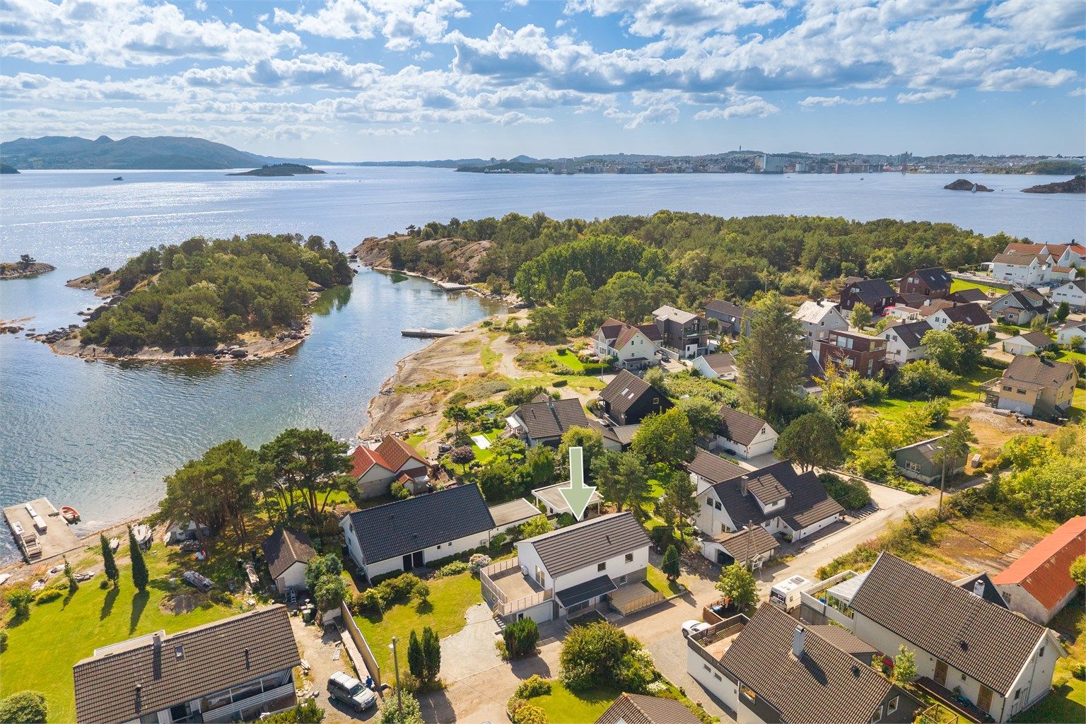 Boligen ligger like ved Vassøys egen lagune og badeplass - Peisaren 