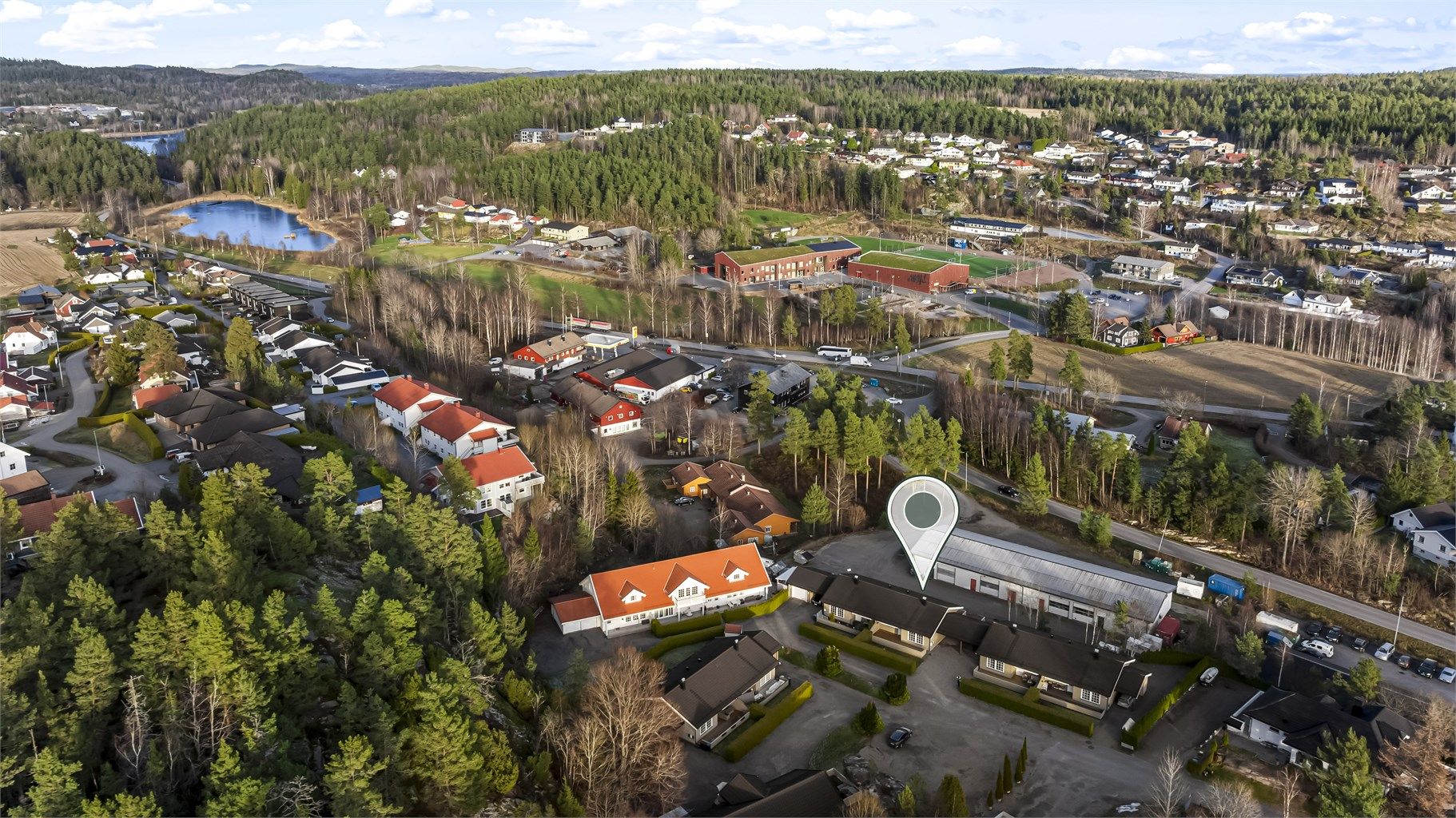 Boligen ligger sentralt til i Kodal med kort vei til dagligvare og bussholderplass.