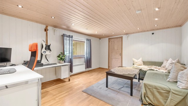 Kjellerstue med panel på vegger og i tak. Takhøyden i rommet er målt til ca. 2,02 meter.