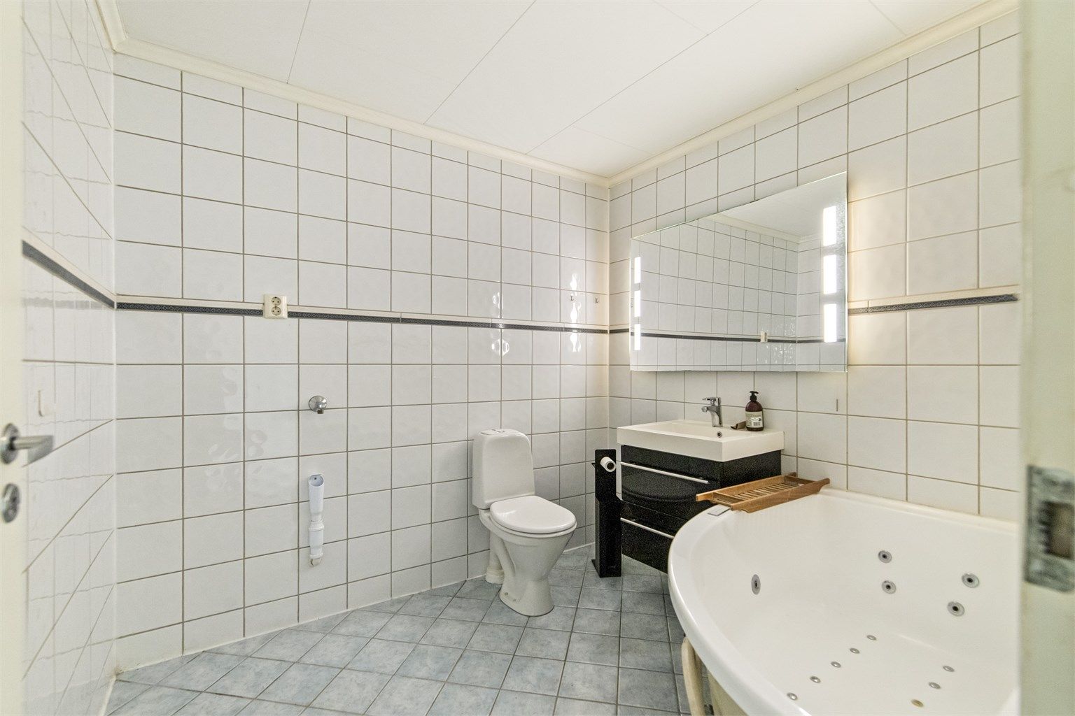 Bad i underetasjen/kjeller tilhørende hybel.