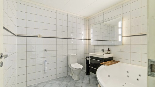 Bad i underetasjen/kjeller tilhørende hybel.