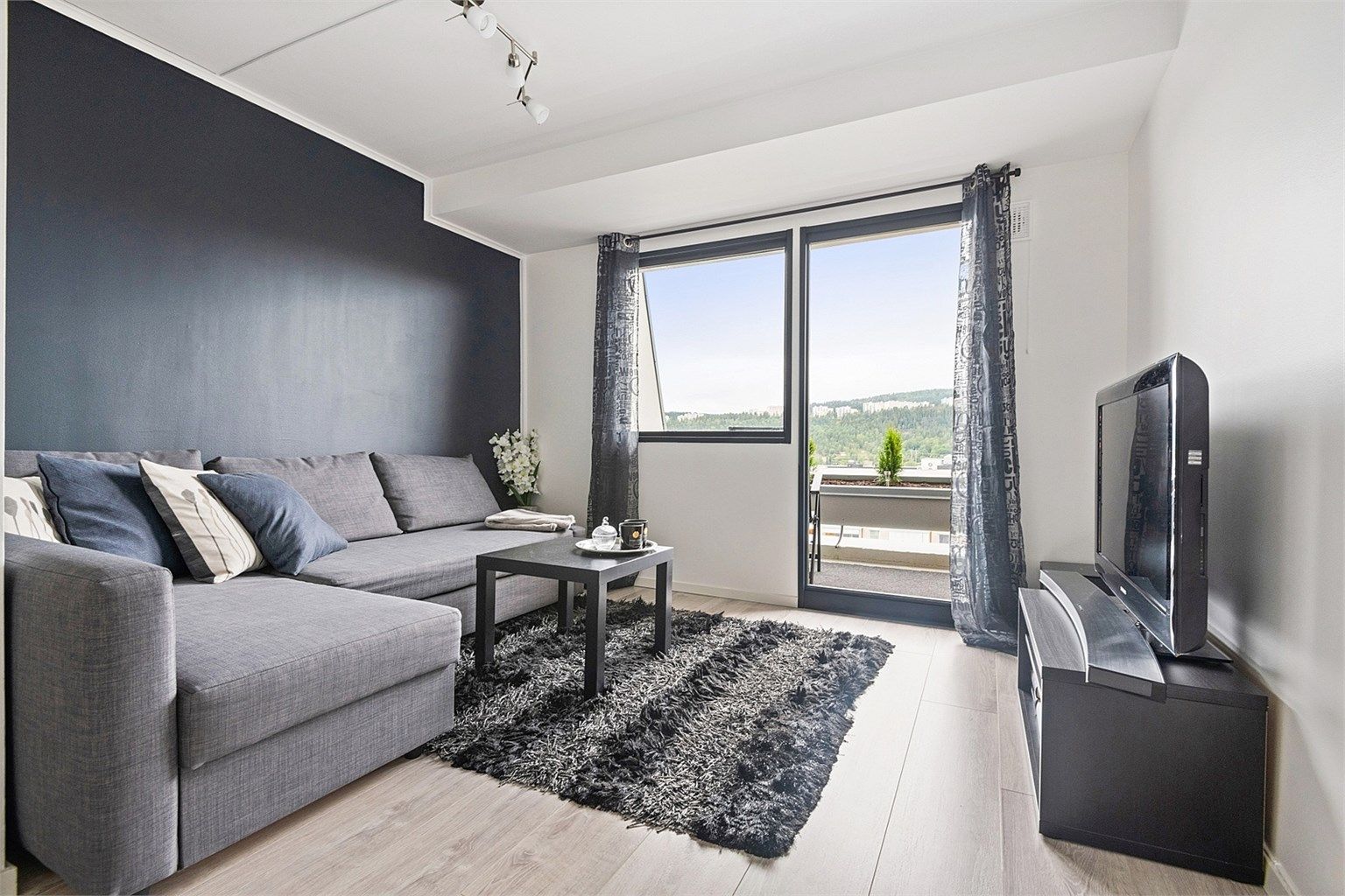 Lys og trivelig stue med god plass til å møblere etter ønske og behov.