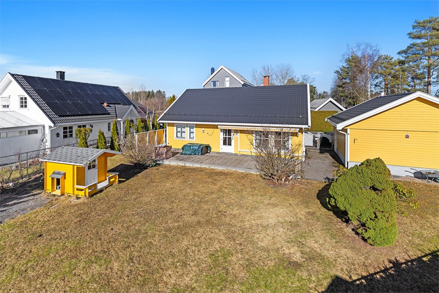 Uteområdet har gode solforhold og er et flott sted for rekreasjon.