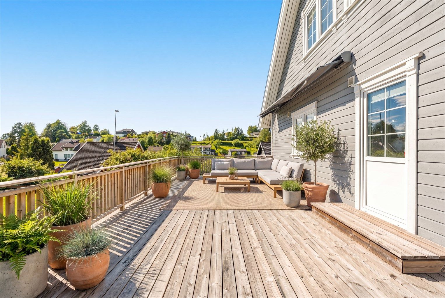 Den store terrassen er et samlingspunkt på varme dager. (Digitalt mbl. terrasse)