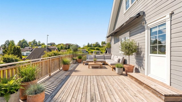 Den store terrassen er et samlingspunkt på varme dager. (Digitalt mbl. terrasse)
