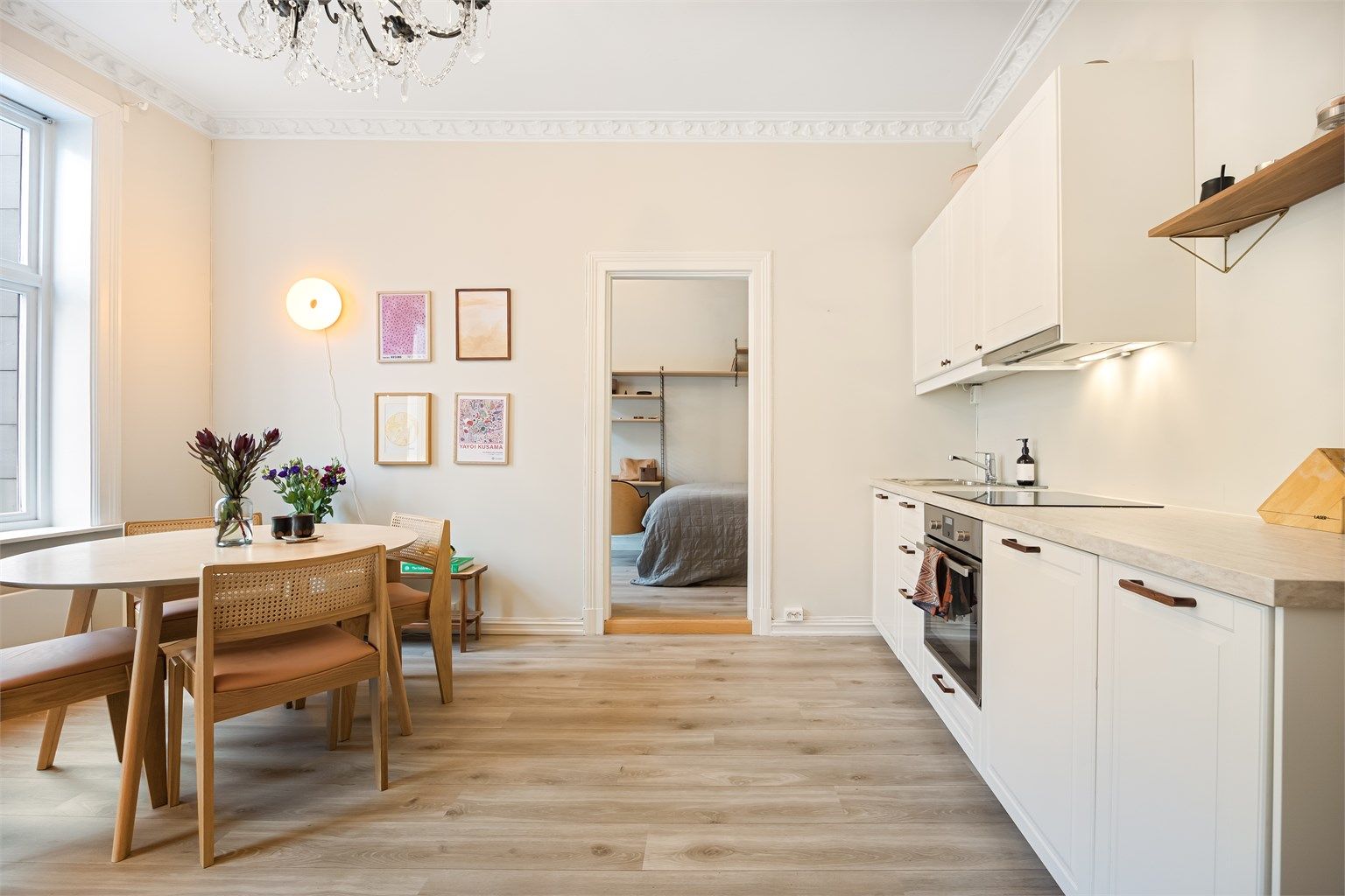 Leiligheten holder en god standard og inneholder: Entré, kjøkken/stue, 2 soverom og bad. Foto: Marit Andersen.