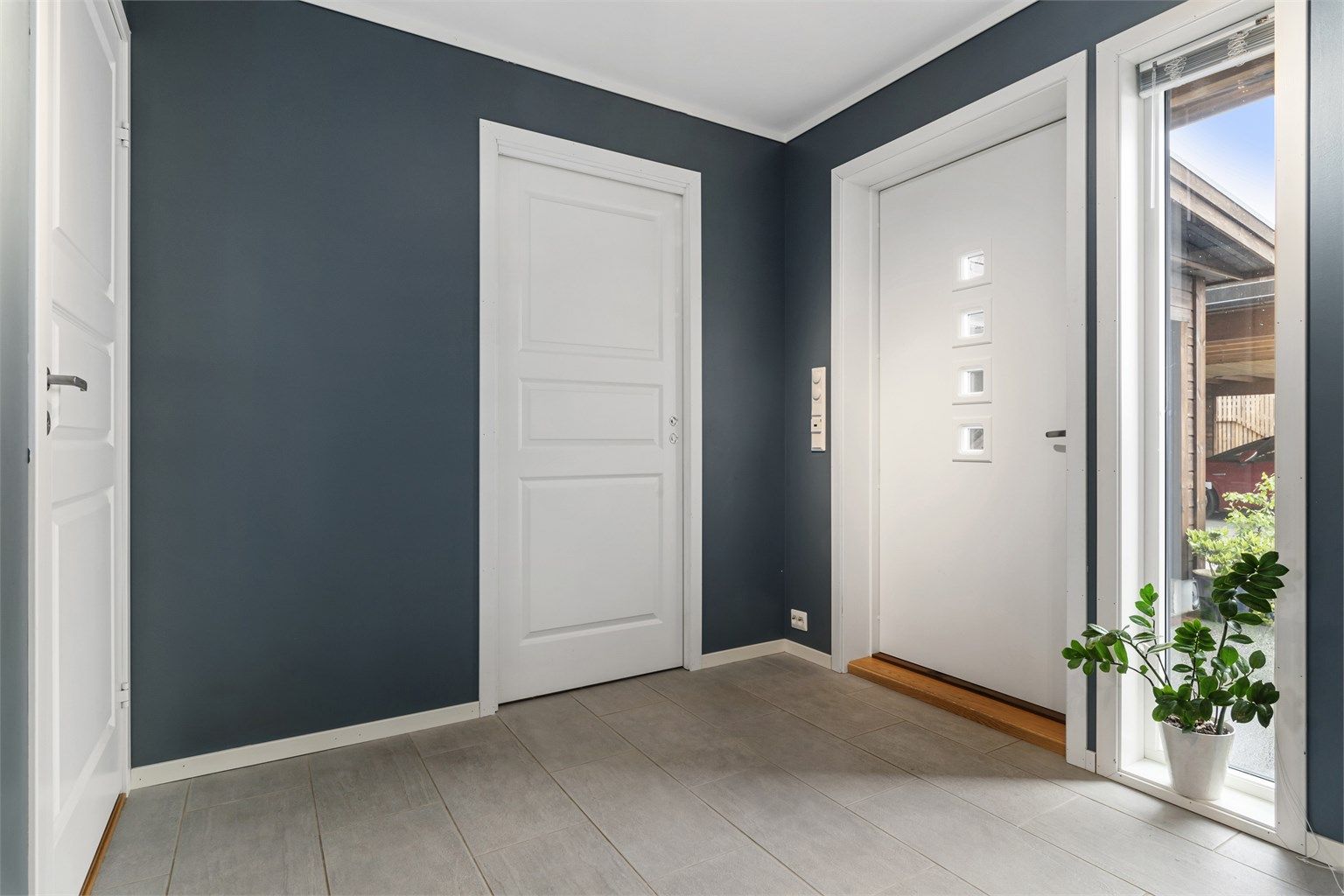 1.etasje - Gang: Fliser på gulv med gulvvarme. Vegg og himlingsplater i malte flater. Inngang til vaskerom like ved hovedinngang