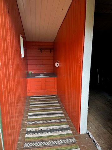 Utedo og bod fremstår som kondemnabel i følge takstmann.
