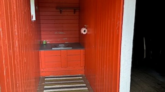 Utedo og bod fremstår som kondemnabel i følge takstmann.