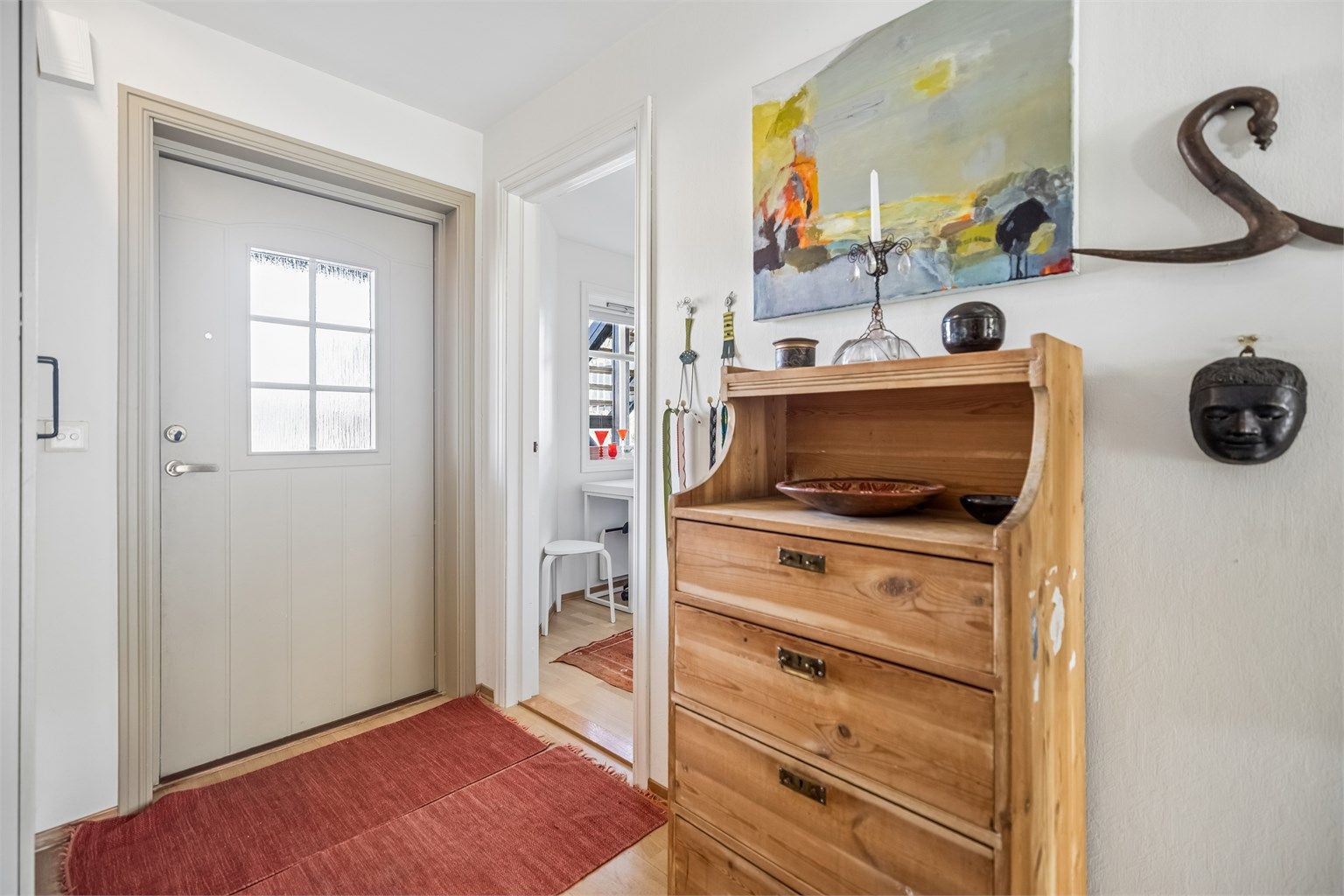 Det er adkomst til kjøkken/spiseplass og soverom nr. 2 fra entreen.