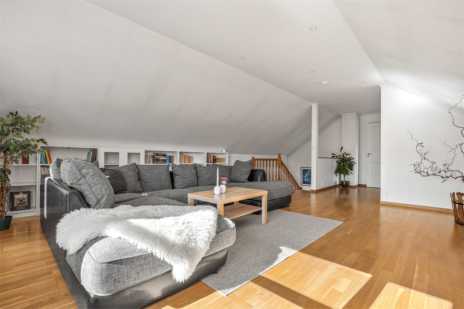 En egen luft-til-luft varmepumpe i loftstuen sikrer behagelig temperatur.