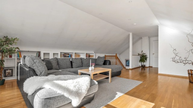 En egen luft-til-luft varmepumpe i loftstuen sikrer behagelig temperatur.