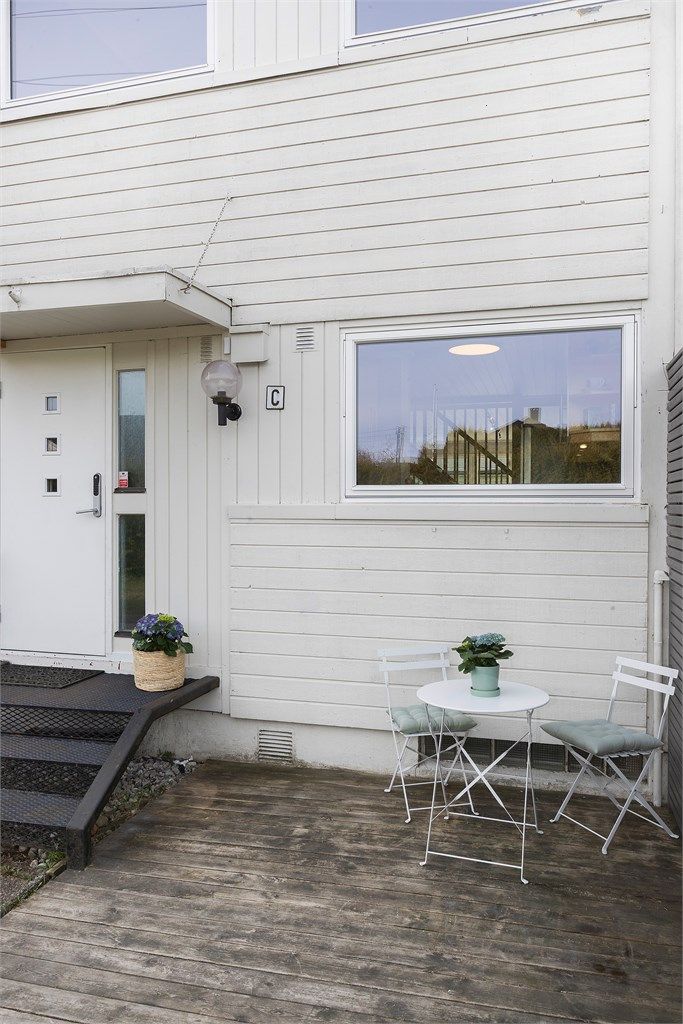 Ved inngangspartiet er det en terrasse på 7 m² med plass til en liten sittegruppe.