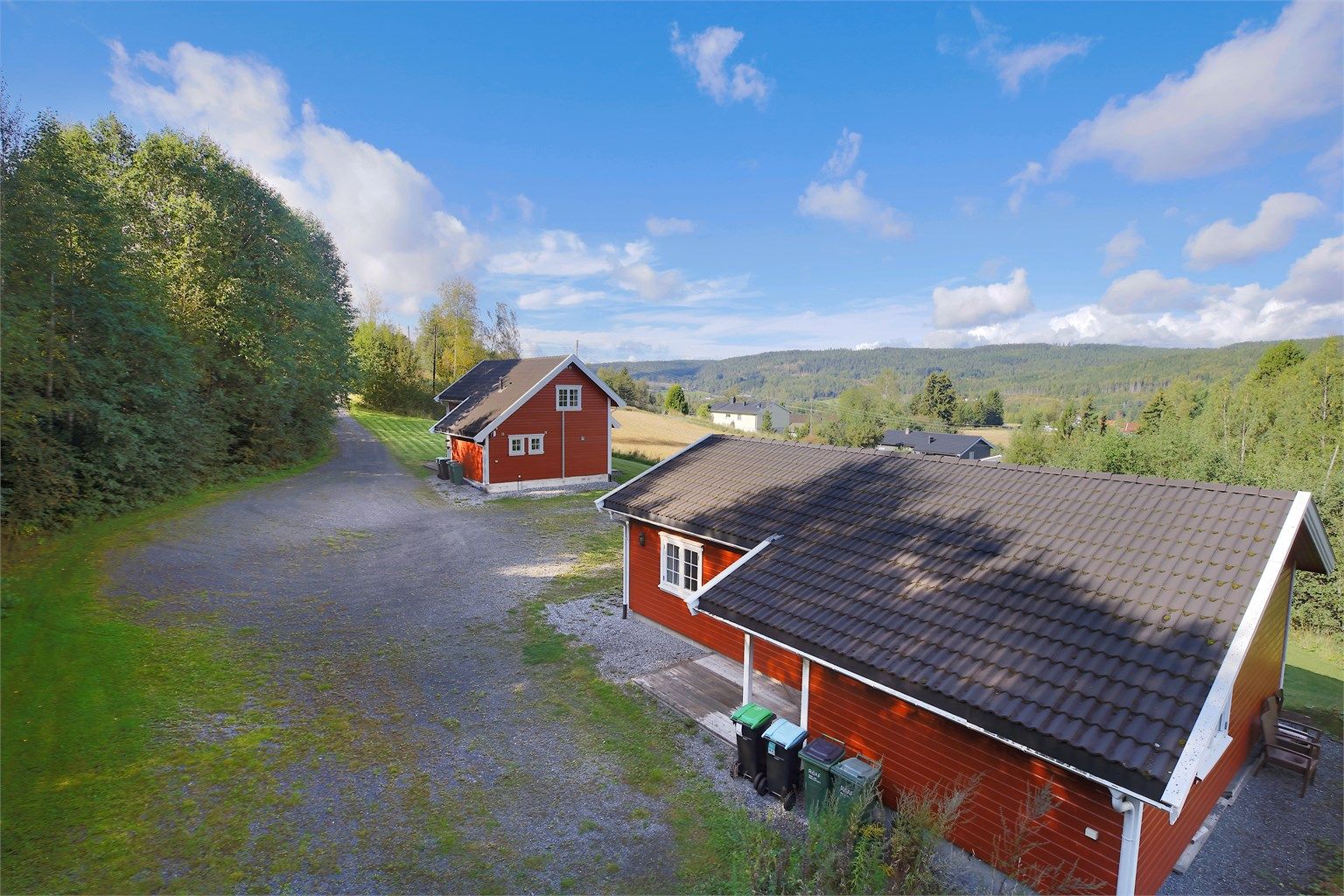 Boligen deler tun og hage med naboeiendommen. 