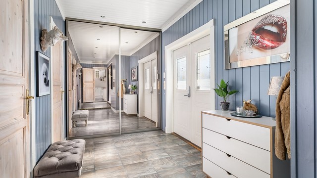 I den romslige entreen er det god plass til av- og påkledning for hele familien. To-fløyet inngangsdør gjør det enkelt å trille barnevogn ut og inn.