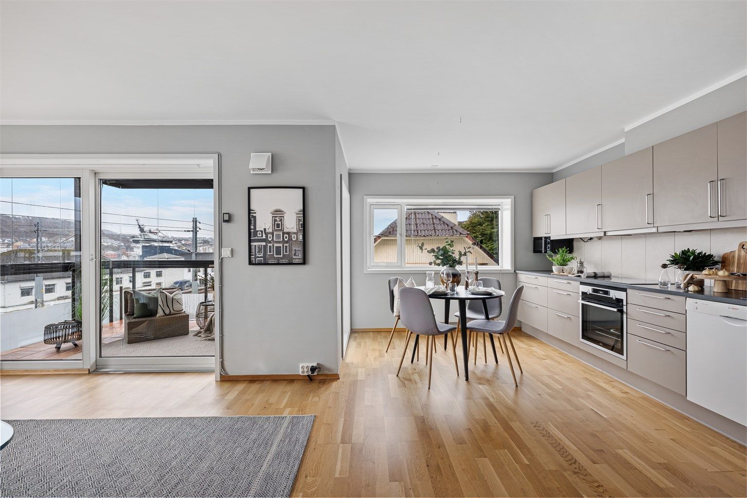 Leiligheten har parkett på gulv og malte vegger. Åpen løsning stue mot kjøkken. 