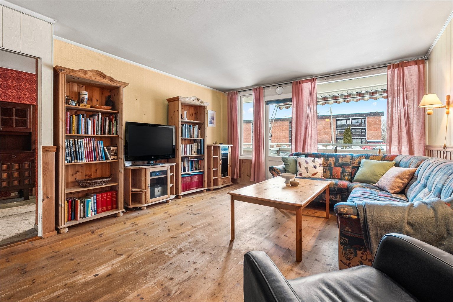 Stue - lys og romslig stue med vindusflater som slipper inn rikelig med naturlig dagslys