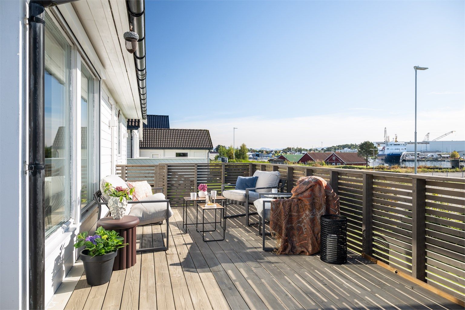 Fra stuen er det utgang til terrasse. Her kan deilige sommerdager nytes!