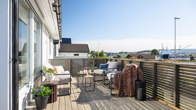 Fra stuen er det utgang til terrasse. Her kan deilige sommerdager nytes!