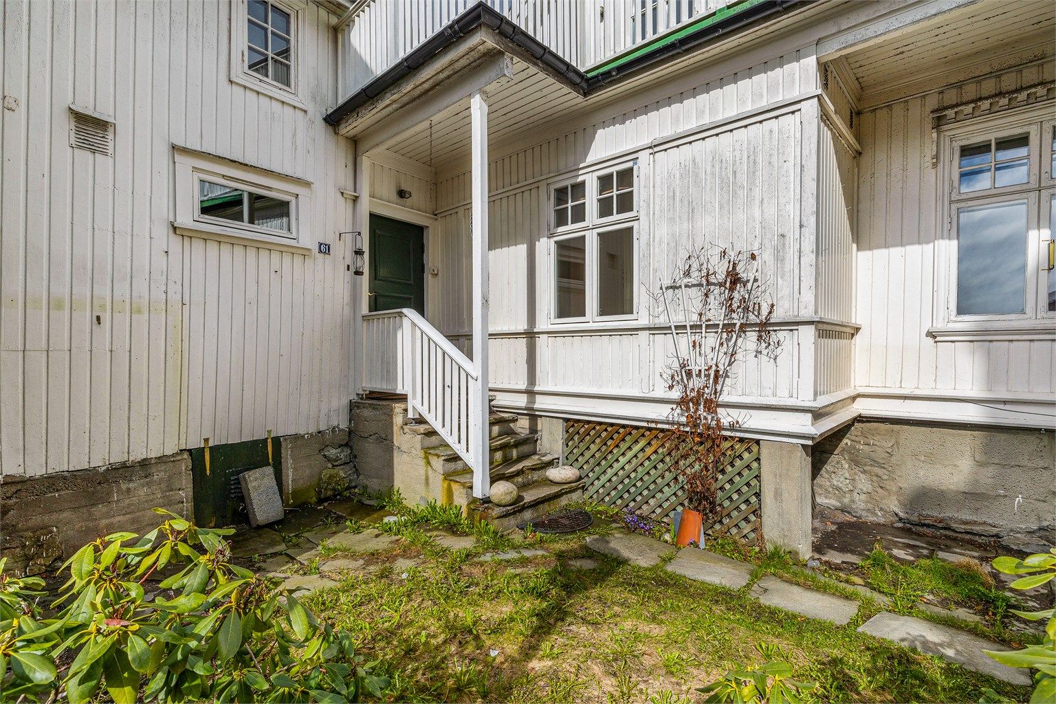 Bakgården med liten gressplen.