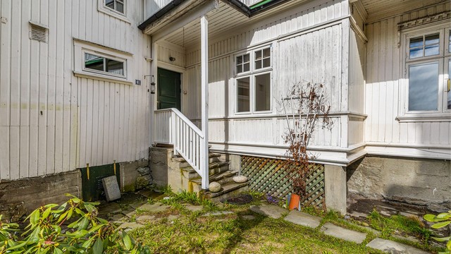 Bakgården med liten gressplen.