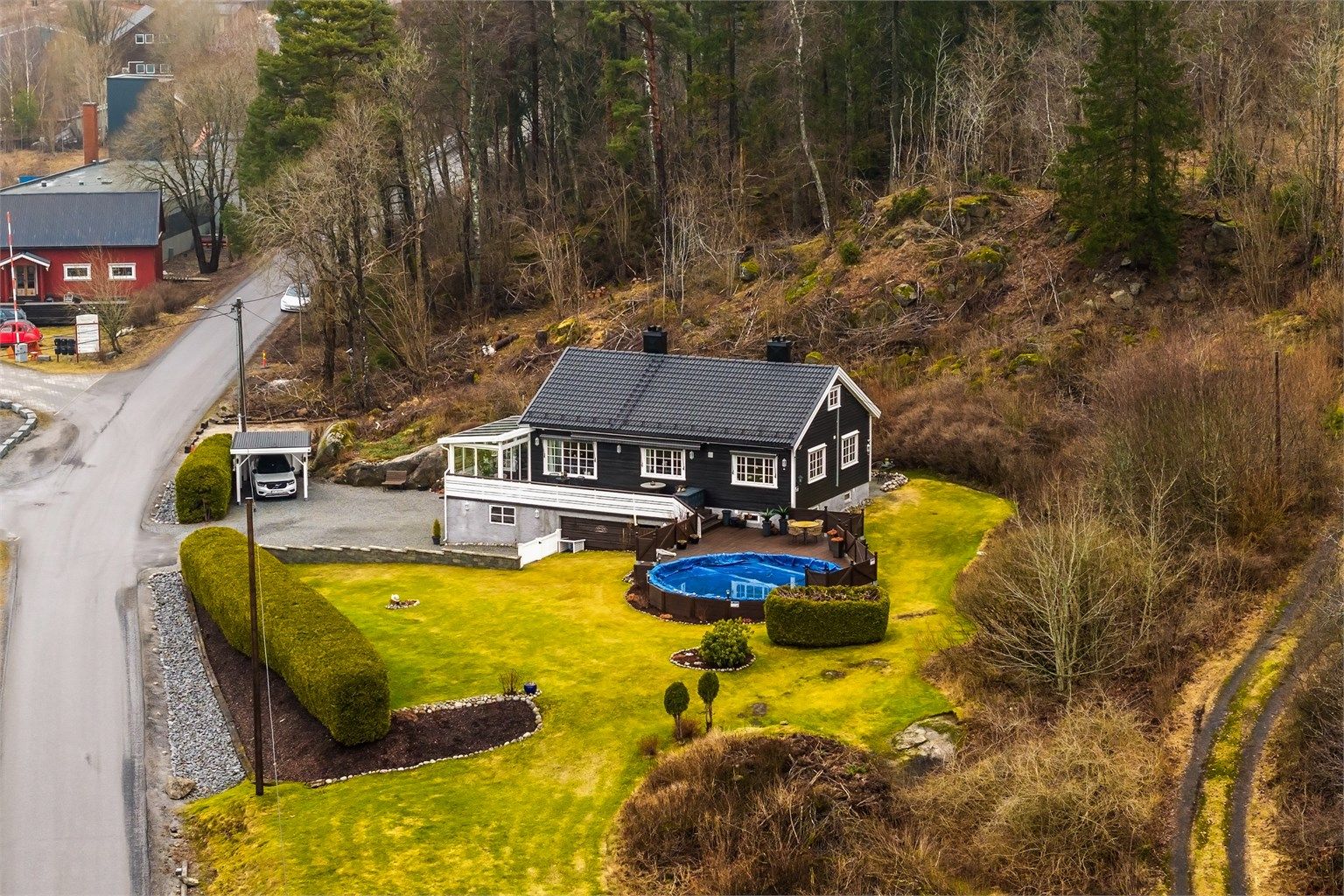 Huset ligger landlig til med kort avstand til fine turområder, sjøen og til E-18. Det er heller ikke langt til nærmeste dagligvarebutikk.