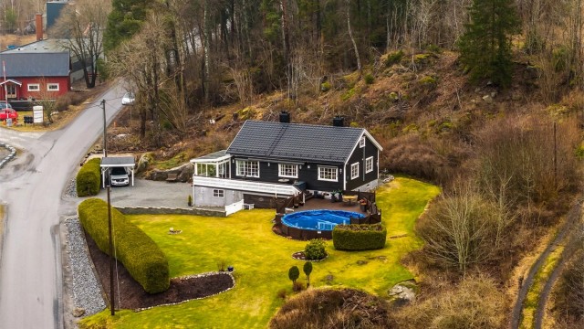 Huset ligger landlig til med kort avstand til fine turområder, sjøen og til E-18. Det er heller ikke langt til nærmeste dagligvarebutikk.