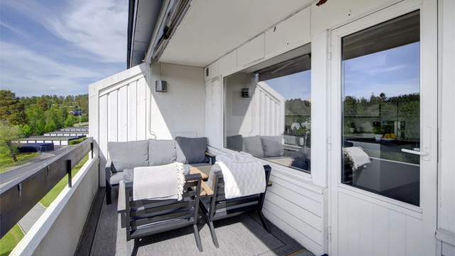 Uteplass med adkomst fra stue - 14 kvm - delvis overbygget - gode solforhold