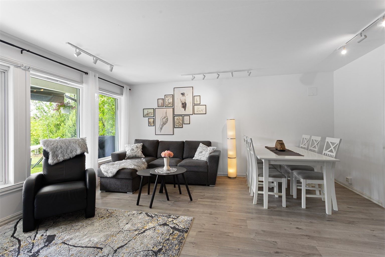 Plass til sofa og spisebord