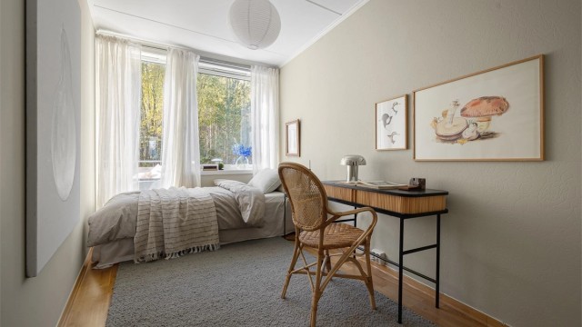 Boligens tredje soverom er etablert i deler av stuen, med en tilhørende "walk-in-garderobe"