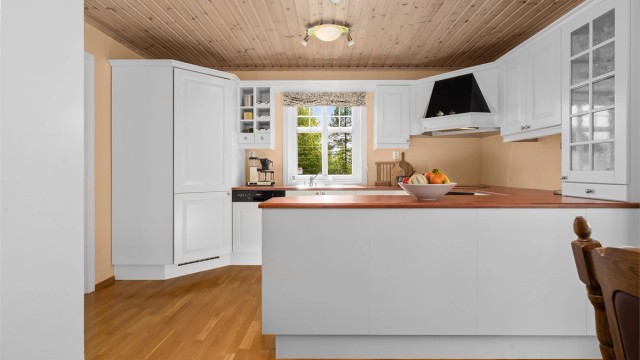 Kjøkkenet er utstyrt med integrert kjølehjørne og oppvaskmaskin.