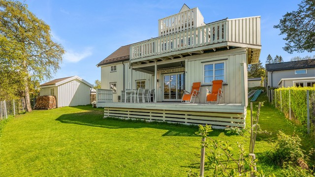 Balkongen vil på sommerstid oppleves som en fin forlengelse av stuen.