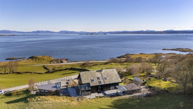 Her bor du i landlige og maritime omgivelser, med umiddelbar nærhet til sjøen og kort vei til turmuligheter. Bussholdeplass ligger kun to minutters gange unna.
Foto: Marianne Lyse.