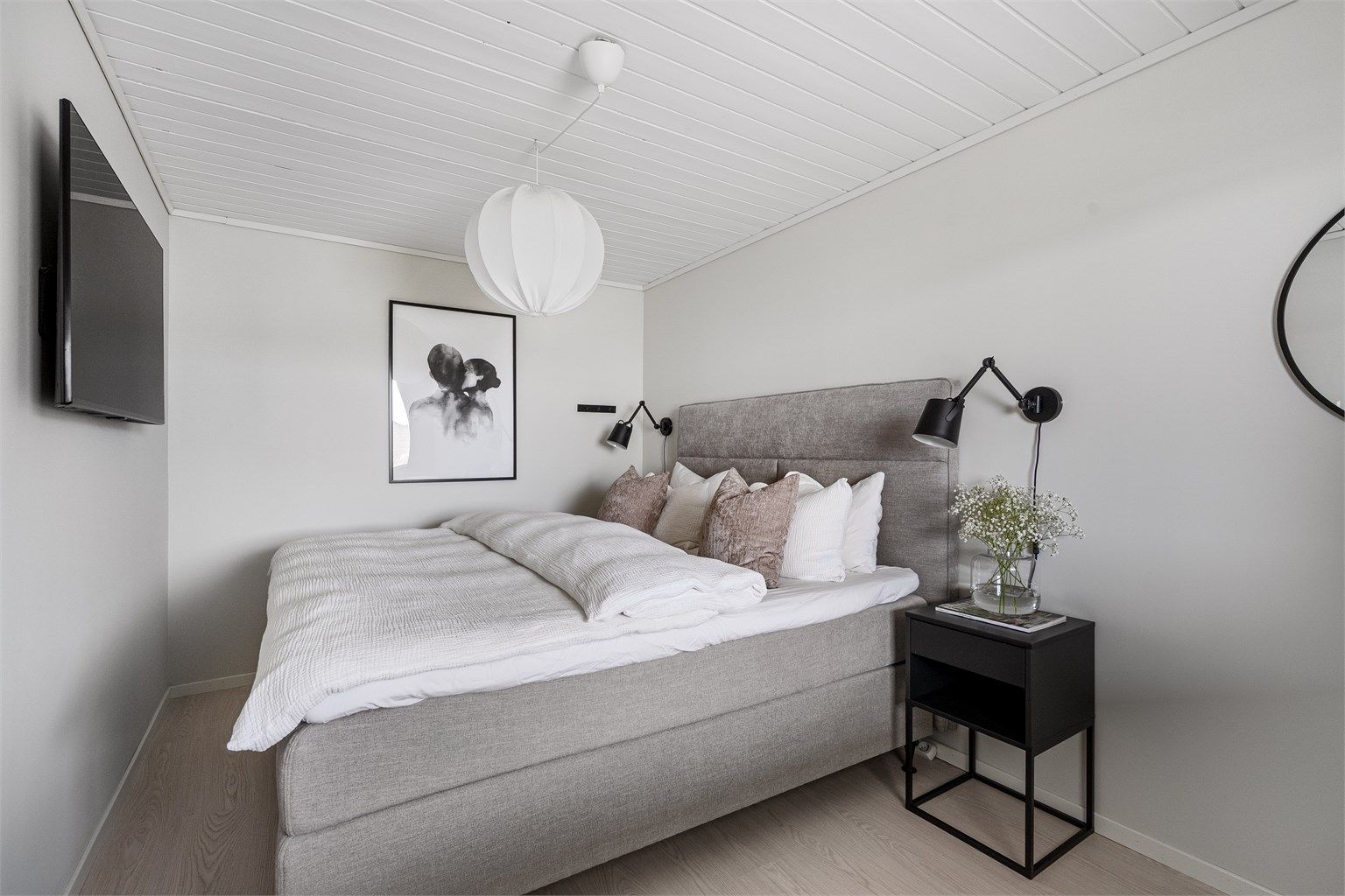 Soverom I brukes som hovedsoverom og er malt i fine tidsriktige farger, har laminat på gulv, og god plass til stor seng. 
