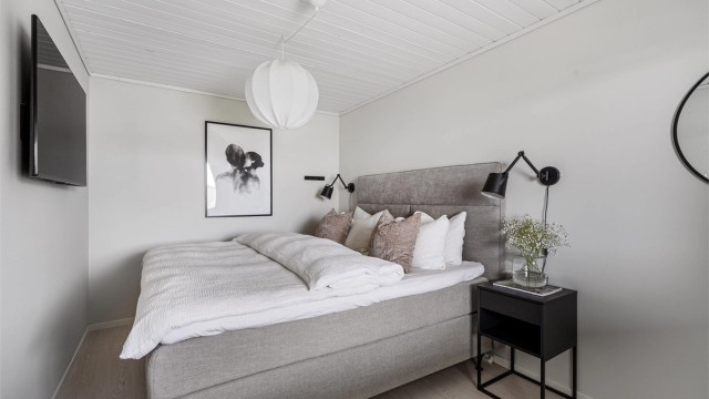 Soverom I brukes som hovedsoverom og er malt i fine tidsriktige farger, har laminat på gulv, og god plass til stor seng.