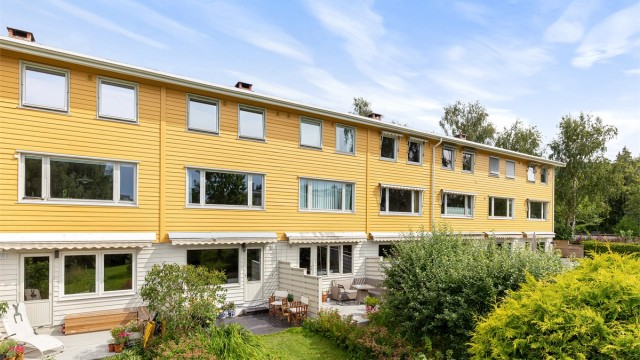 Velkommen til Sømveien 33 F, et rekkehus over 3 plan i et meget attraktivt og barnevennlig boligområde
