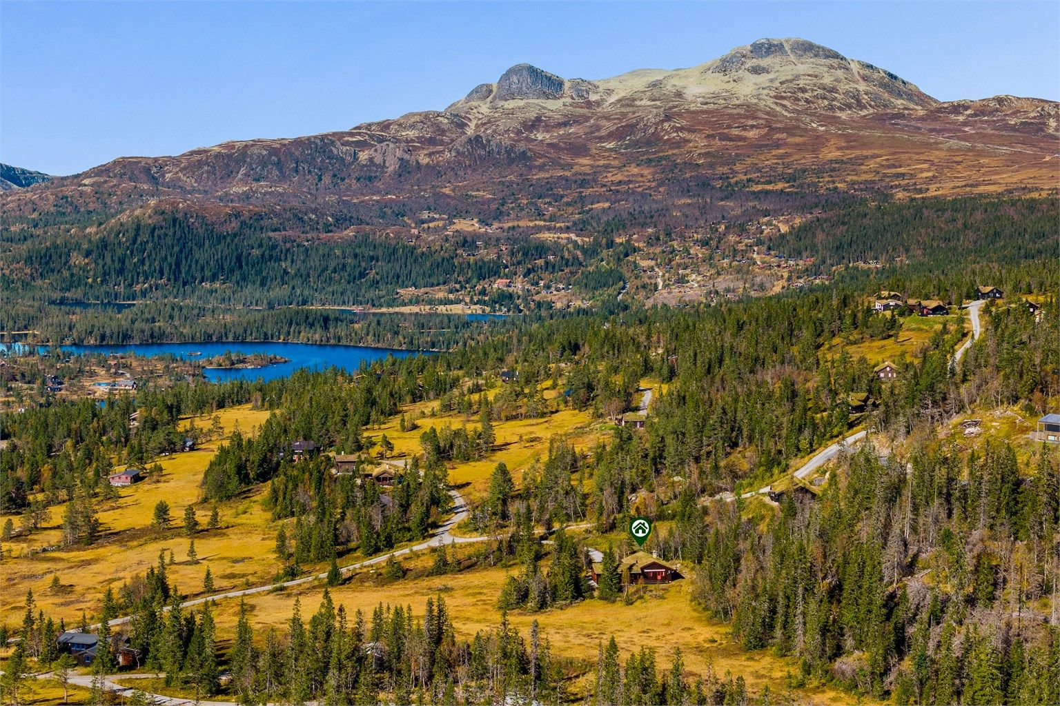 Gaustatoppen, Telemarks høyeste fjell, er en av de mange turmulighetene i nærheten.