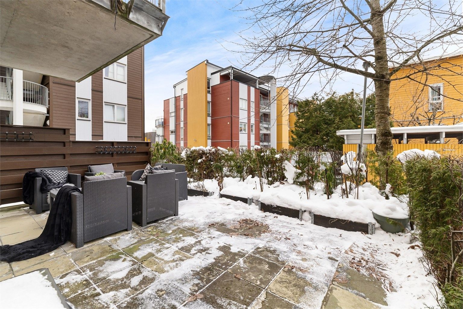 Leiligheten har hellebelagt markterrasse på 21 kvm