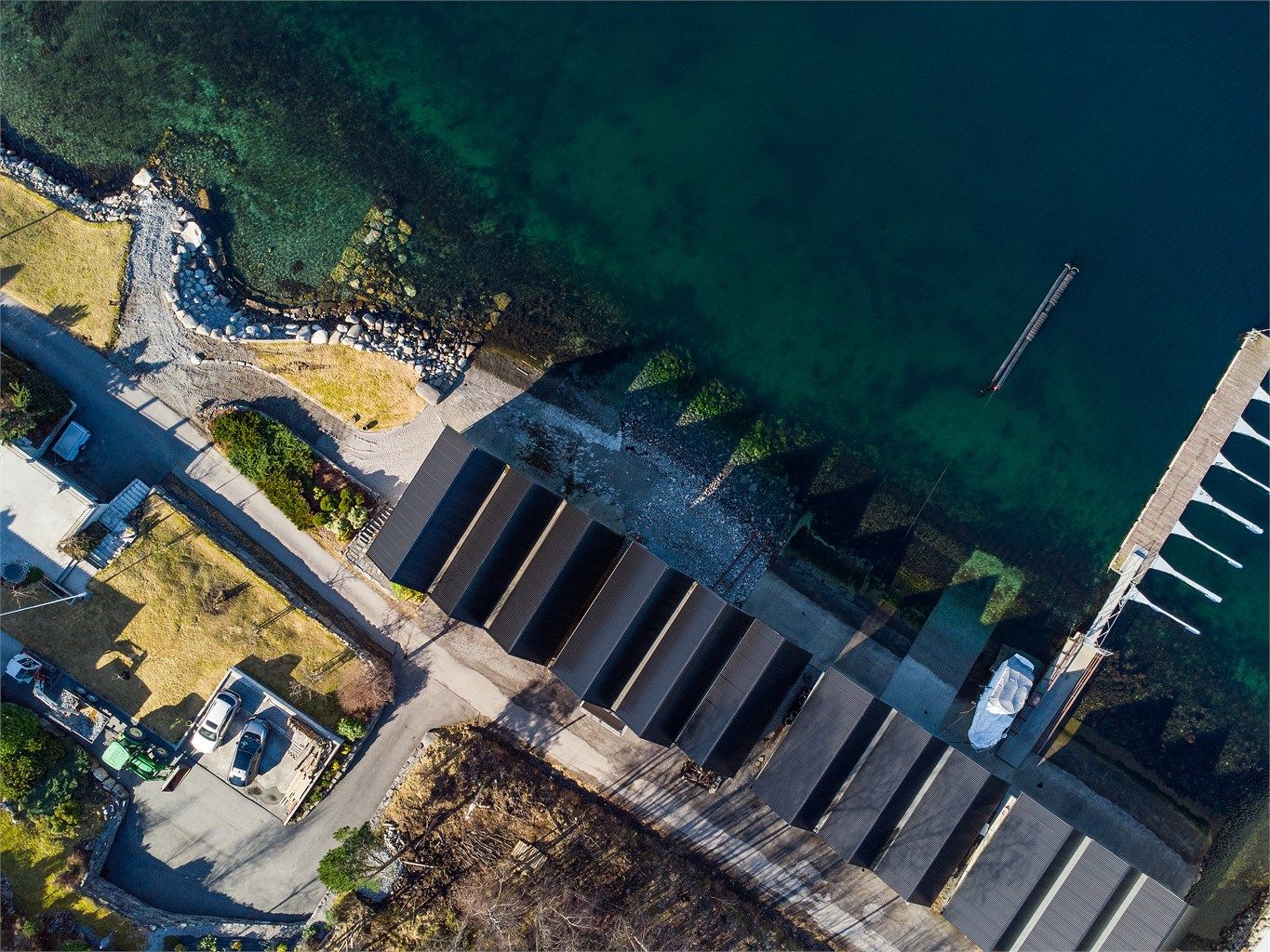 Dronebilde av naustrekken sett fra fugleperspektiv