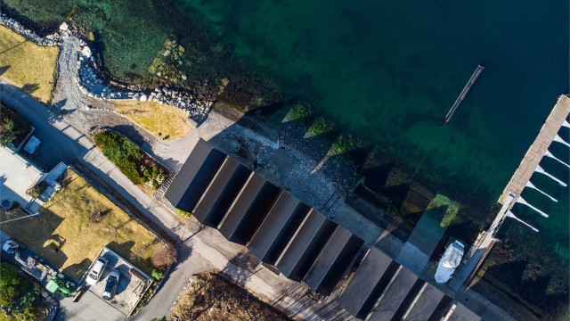Dronebilde av naustrekken sett fra fugleperspektiv