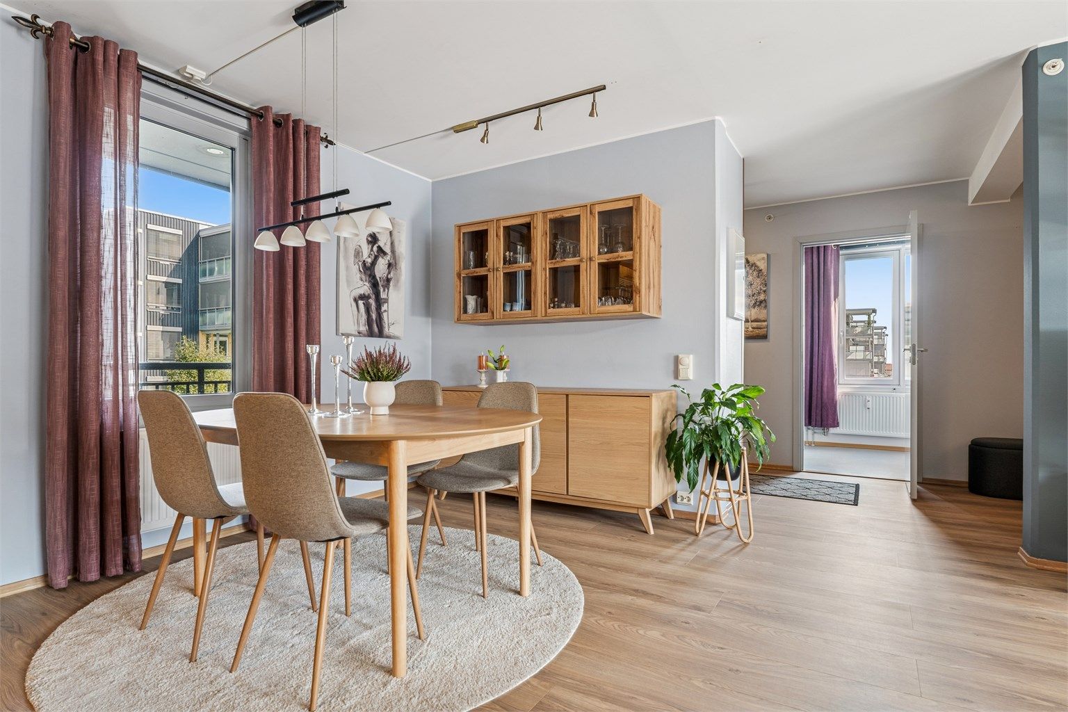 Stue med god plass til både spisestue og sofagruppe.