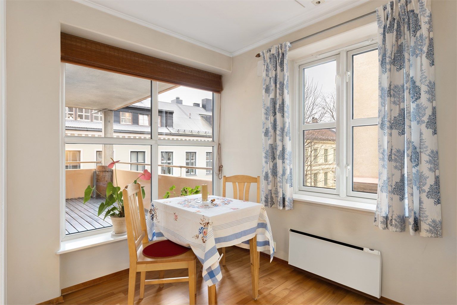 Under kjøkkenvinduene er det fin plass til frokostbord