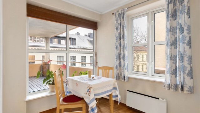Under kjøkkenvinduene er det fin plass til frokostbord