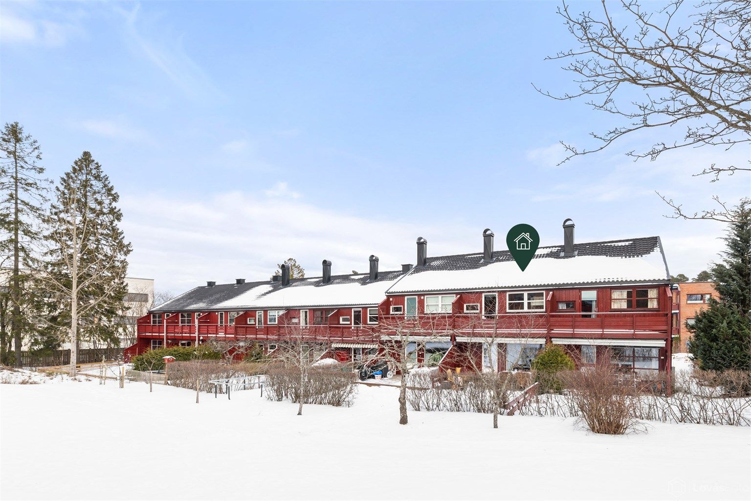 Sydvestvendt og solrikt med terrasse og egen hage. Sol på terrassen til ca kl 22 sommerstid iflg. selger. Hyggelige fellesarealer rundt husrekkene som er opparbeidet med plenarealer, naturtomt og lekeplas