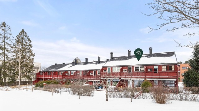 Sydvestvendt og solrikt med terrasse og egen hage. Sol på terrassen til ca kl 22 sommerstid iflg. selger. Hyggelige fellesarealer rundt husrekkene som er opparbeidet med plenarealer, naturtomt og lekeplas