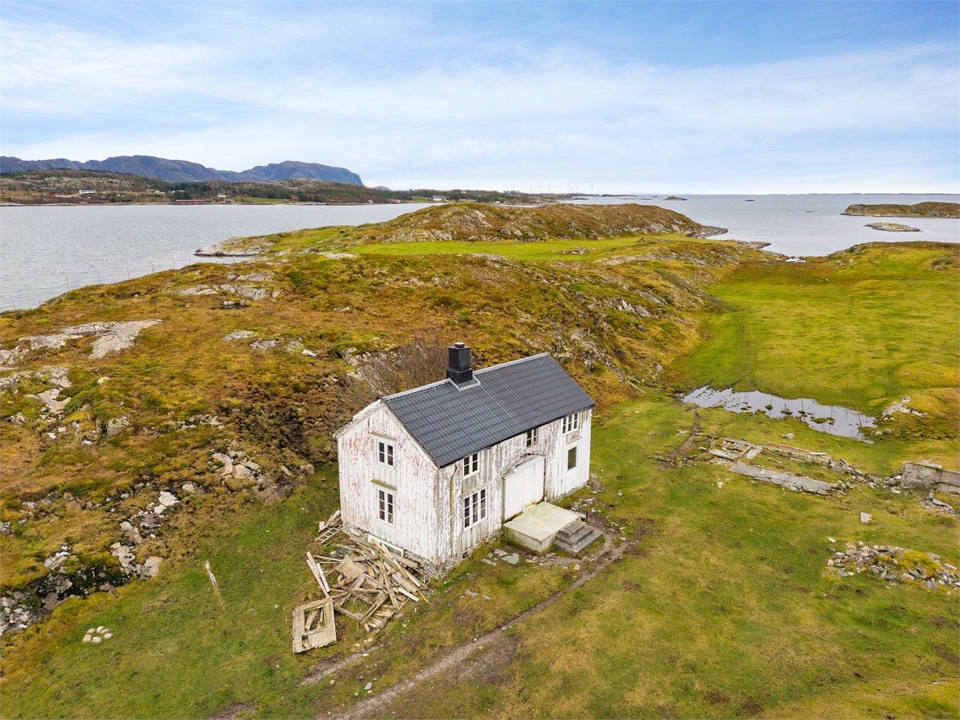 Bygningen er et nedlagt småbruk fra slutten av 1800-tallet. På tomta finnes også tuftene av et gammelt fjøs, samt restene av det gamle naustet. 