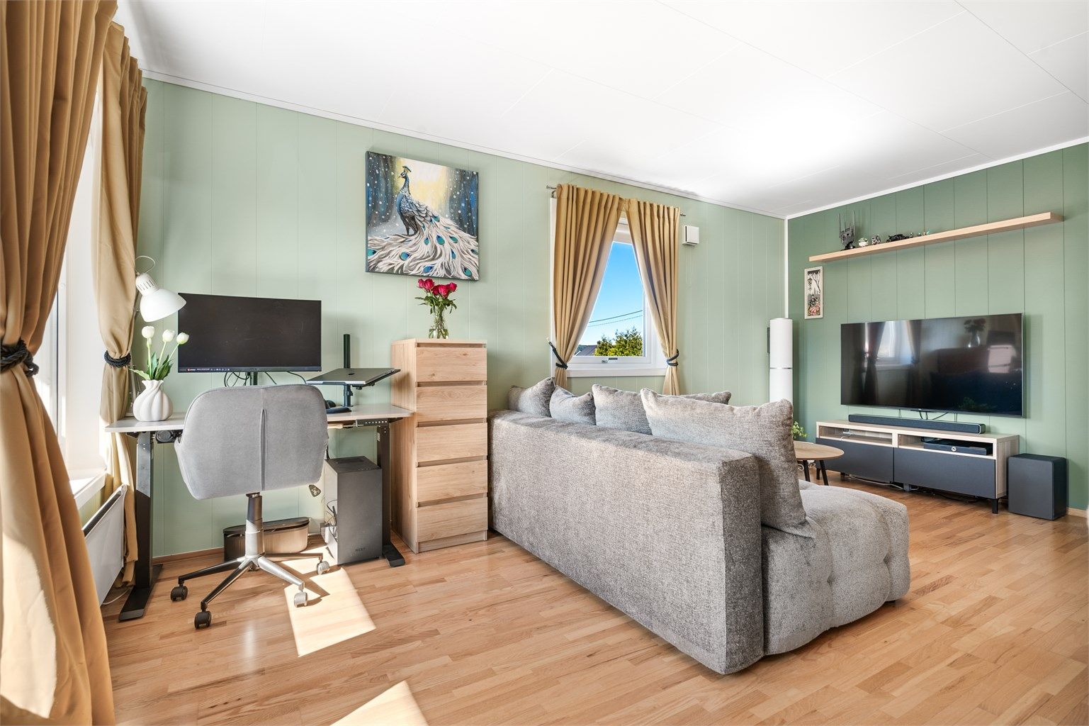 Rommet gir fleksibilitet for møblering, med plass til både sofagruppe og en egen kontorløsning. Takhøyden er målt til ca. 2,4 meter.