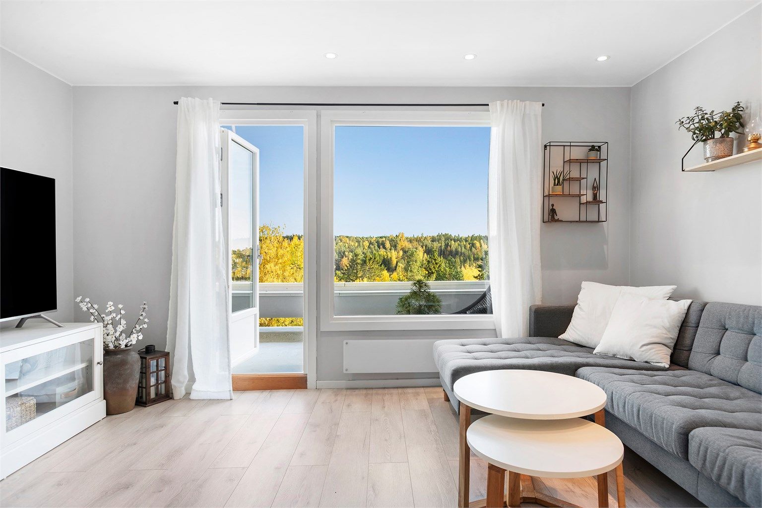 Store vindusflater slipper inn rikelig med dagslys og fint utsyn. 