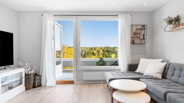 Store vindusflater slipper inn rikelig med dagslys og fint utsyn.